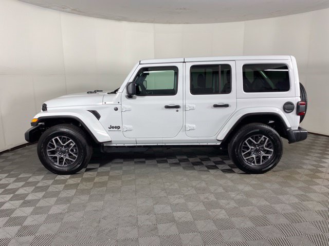 Used 2026 Jeep Wrangler Unlimited Sahara AWD/4WD image 11