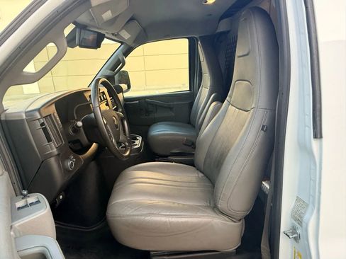 Used 2019 Chevrolet Express 3500 w/ Driver Convenience Package image 9