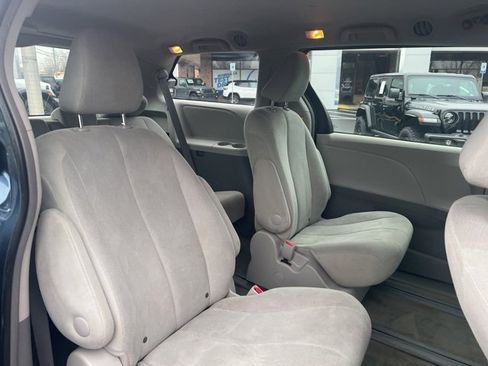 Used 2013 Toyota Sienna L image 17