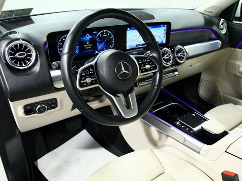 Used 2021 Mercedes-Benz GLB 250 4MATIC image 5
