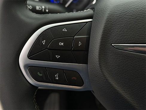 Used 2024 Chrysler Pacifica Touring-L image 28