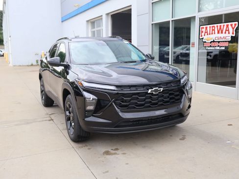 New 2026 Chevrolet Trax LT w/ Midnight Edition FWD image 2