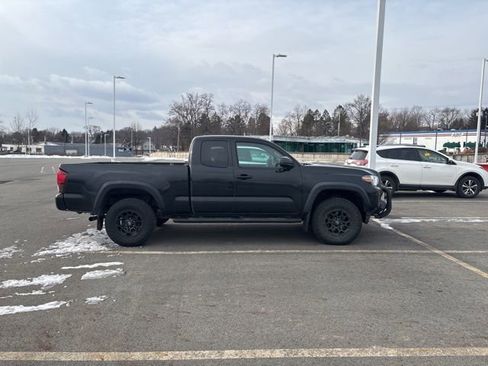 Used 2019 Toyota Tacoma SR image 6