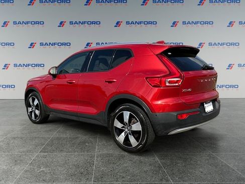 Used 2019 Volvo XC40 T4 Momentum image 3