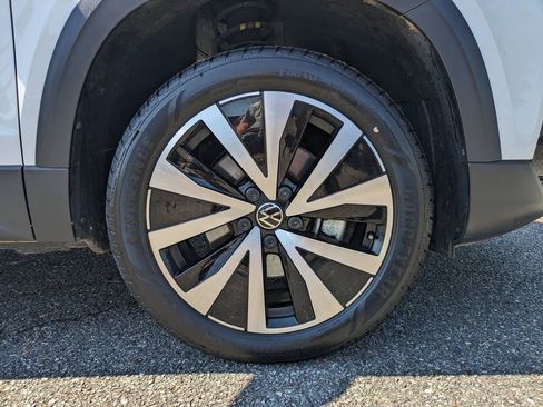 Used 2024 Volkswagen Taos SE image 11