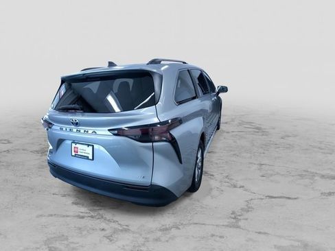Certified 2025 Toyota Sienna XLE image 9