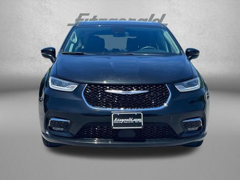 Used 2023 Chrysler Pacifica Touring-L FWD image 6