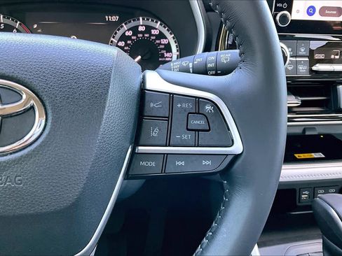 Used 2024 Toyota Highlander XLE image 23