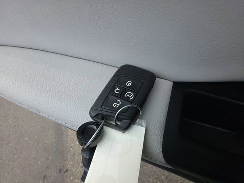 Certified 2025 Volkswagen Taos SE image 29