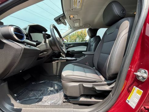 Used 2025 Chevrolet Trax LT w/ LT Convenience Package FWD image 23