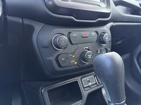 Used 2018 Jeep Renegade Altitude image 21