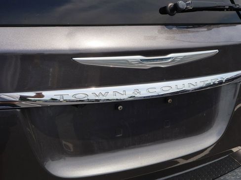 Used 2016 Chrysler Town & Country Touring FWD image 15