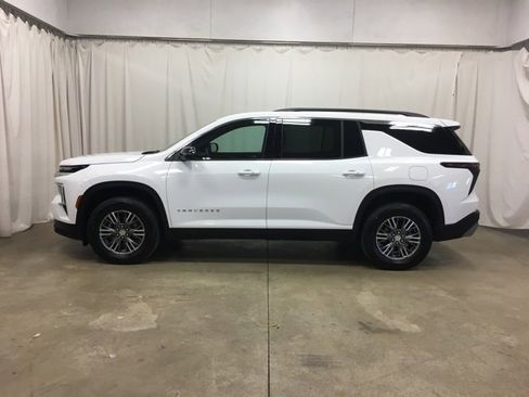 Used 2025 Chevrolet Traverse LT image 7