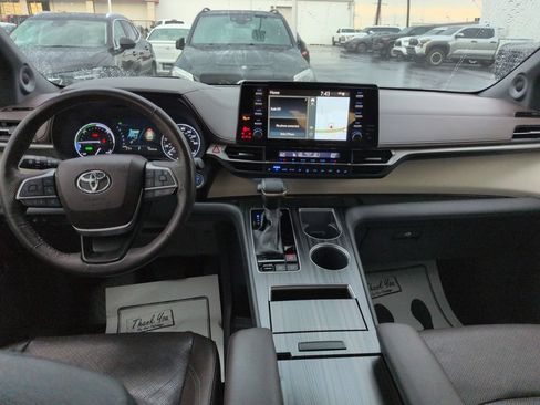 Certified 2022 Toyota Sienna Platinum FWD image 12