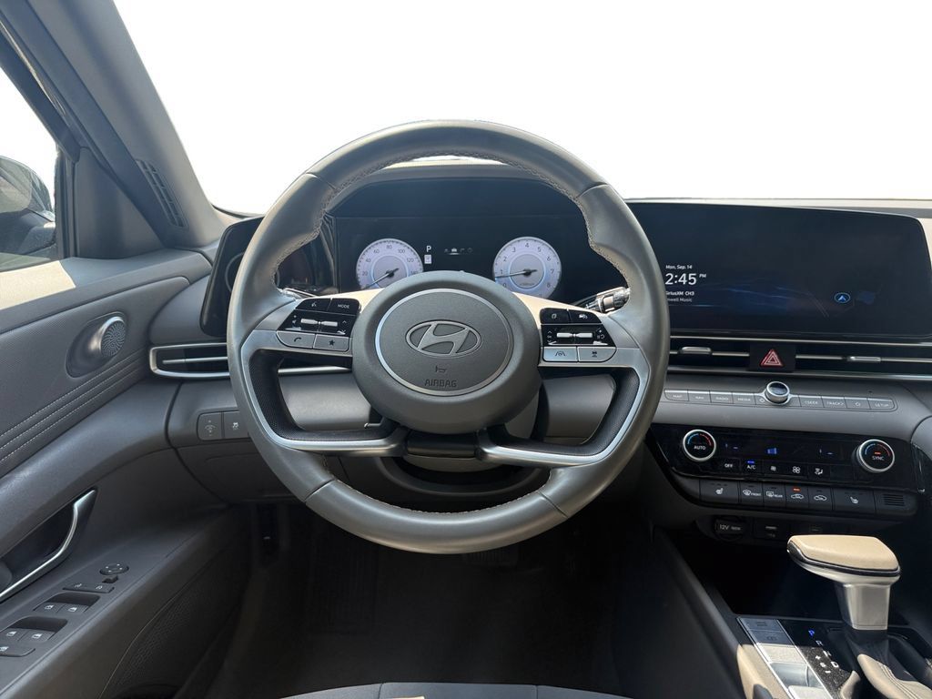 Used 2025 Hyundai Elantra SEL FWD image 12