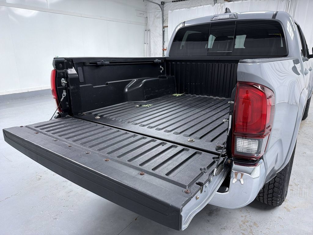 Used 2021 Toyota Tacoma SR5 AWD/4WD image 16