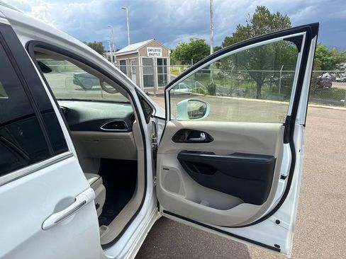 Used 2021 Chrysler Pacifica Limited w/ Premium & Safety Sphere Group AWD/4WD image 29