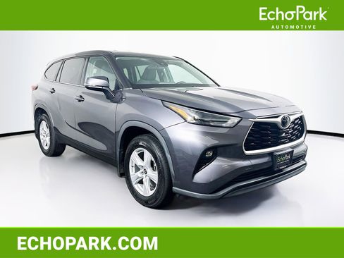 Used 2022 Toyota Highlander LE image 1
