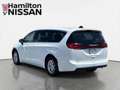 Used 2023 Chrysler Pacifica Touring-L FWD image 4