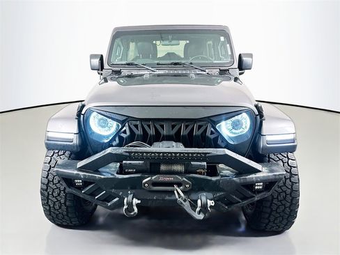 Used 2021 Jeep Wrangler Unlimited Sahara image 2