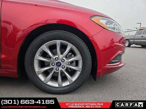 Used 2017 Ford Fusion SE w/ Fusion SE Technology Package image 9