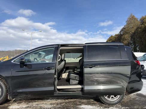 Used 2023 Chrysler Pacifica Touring-L image 26