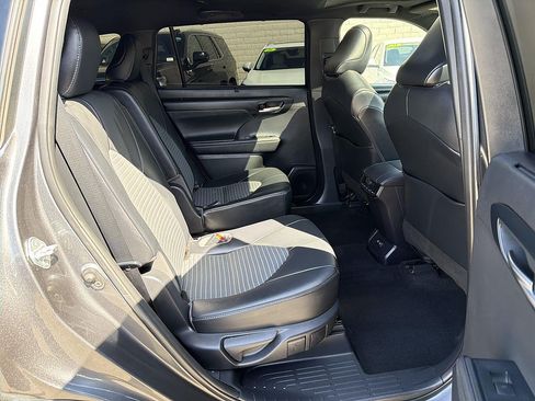 Used 2021 Toyota Highlander XSE FWD image 27