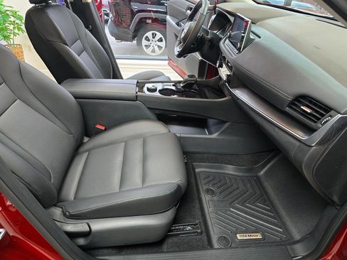 Used 2023 Nissan Rogue SV w/ SV Premium B Package image 23