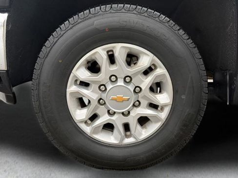 Used 2024 Chevrolet Silverado 2500 LT image 9
