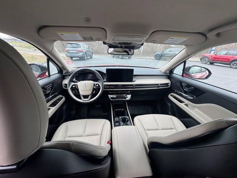 Used 2025 Lincoln Corsair AWD w/ Towing Package image 7