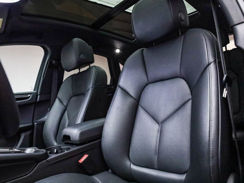 Certified 2025 Porsche Macan image 5