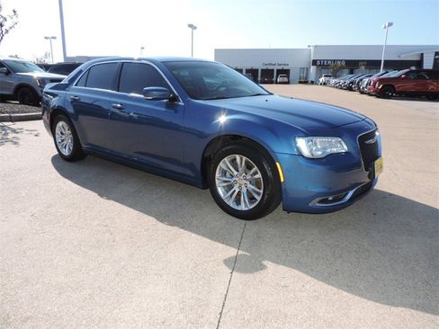 Used 2021 Chrysler 300 Touring L image 3