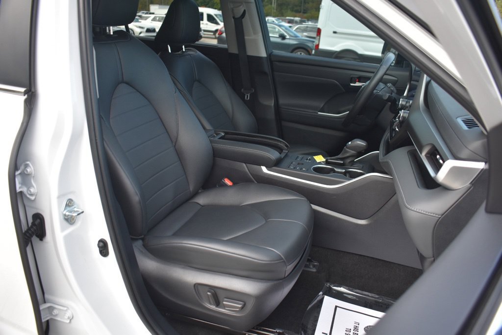 Used 2024 Toyota Highlander XLE AWD/4WD image 23