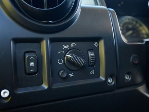 Used 2005 HUMMER H2 SUT w/ Preferred Equipment Group image 19