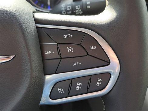 Used 2024 Chrysler Pacifica Touring-L image 18