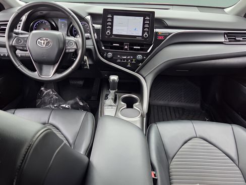 Used 2022 Toyota Camry SE image 11