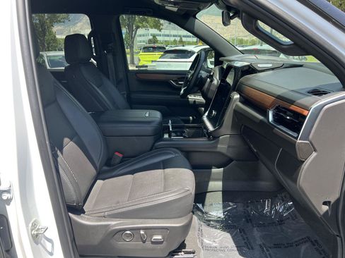 Used 2025 GMC Yukon XL Denali AWD/4WD image 17