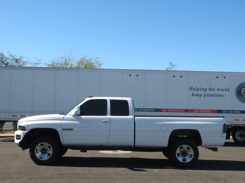 Used 1997 Dodge Ram 2500 Truck 2WD Club Cab image 2