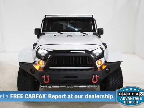 Used 2018 Jeep Wrangler Sahara w/ Connectivity Group AWD/4WD image 2