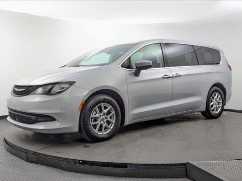 Used 2023 Chrysler Voyager LX FWD image 2
