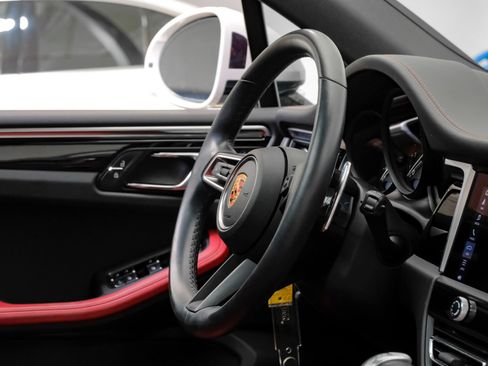 Used 2024 Porsche Macan AWD/4WD image 18