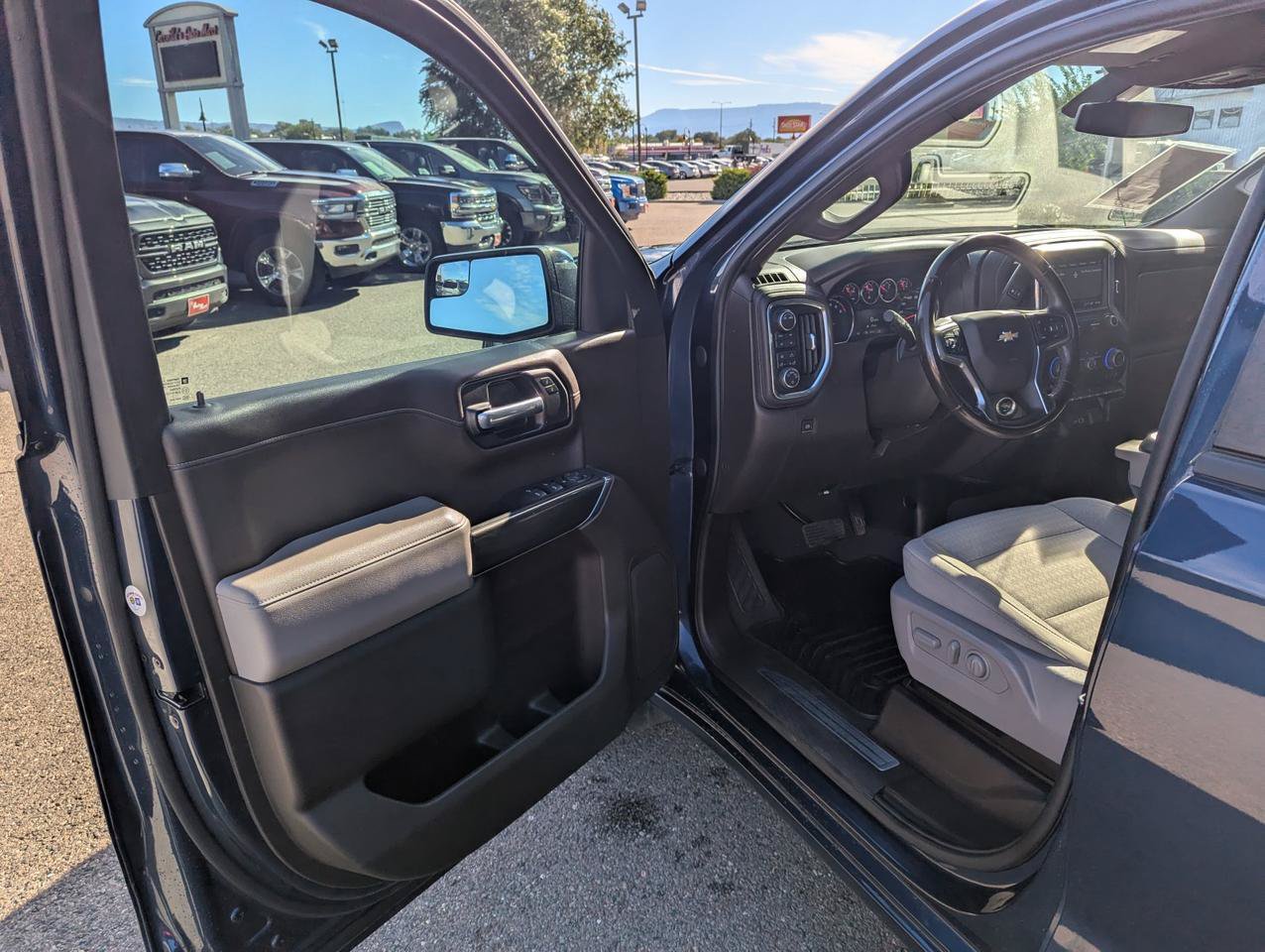 Used 2021 Chevrolet Silverado 1500 LT w/ Z71 Off-Road Package AWD/4WD image 9