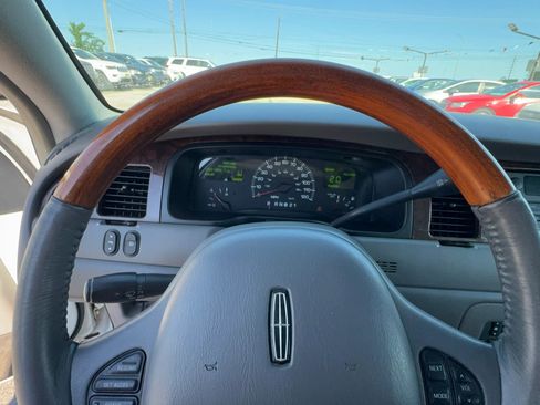 Used 2001 Lincoln Town Car Cartier RWD image 11