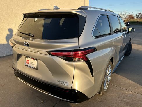 Certified 2024 Toyota Sienna Platinum image 6