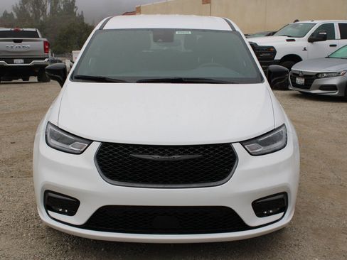 New 2026 Chrysler Pacifica Select image 2