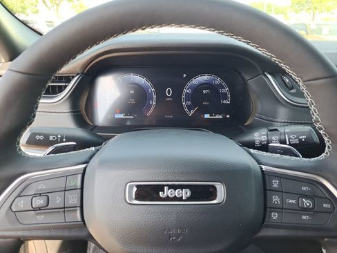 New 2025 Jeep Grand Cherokee Altitude image 11