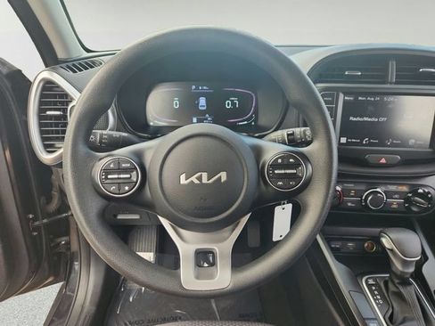 Used 2023 Kia Soul LX w/ LX Technology Package FWD image 11