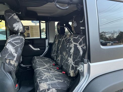 Used 2016 Jeep Wrangler Unlimited Rubicon w/ Connectivity Group image 18