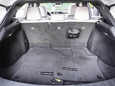 Used 2019 Lexus UX 200 image 22