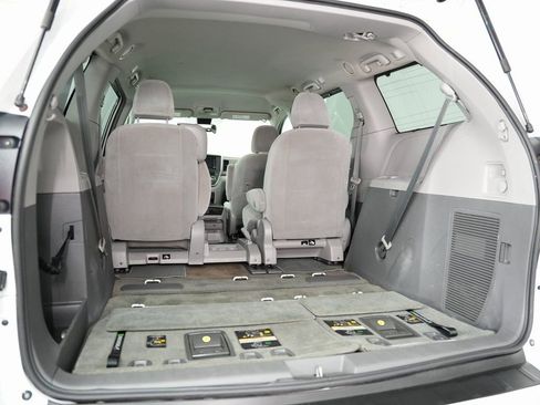 Used 2018 Toyota Sienna LE w/ Carpet Mat Package image 30